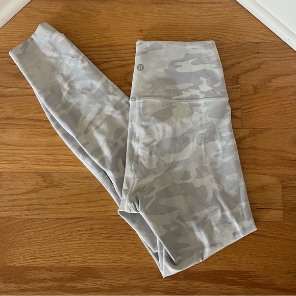 Lululemon Wunder Under Incognito Camo Alpine White Multi Leggings Size 6 - Picture 1 of 3